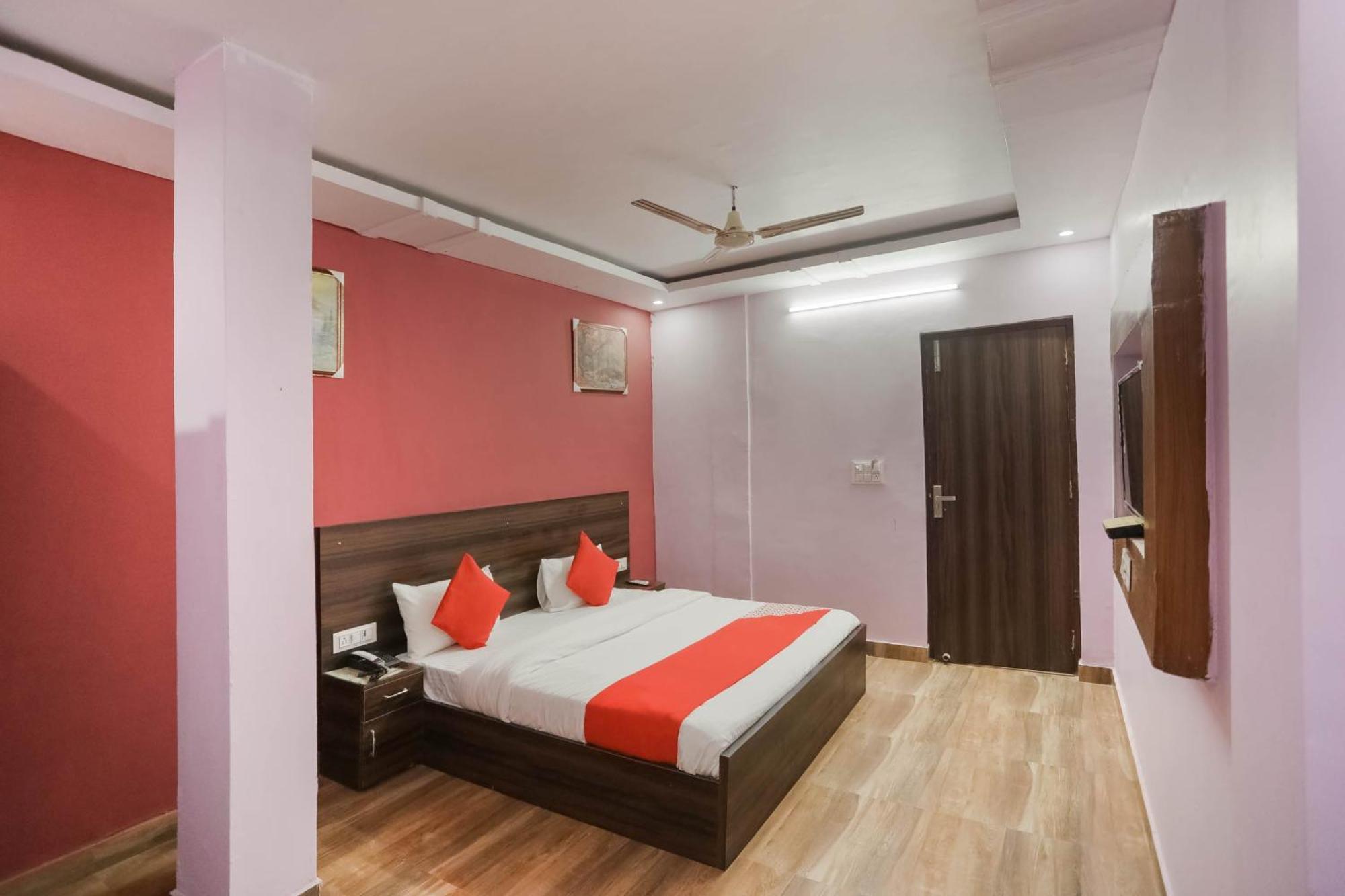 Hotel O Red Velvet Rooms & Banquet Faridabad Esterno foto