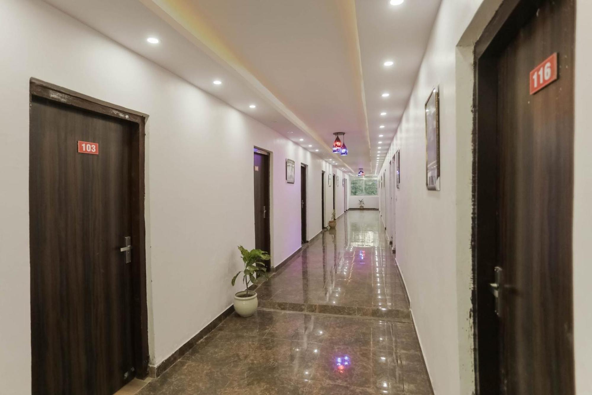 Hotel O Red Velvet Rooms & Banquet Faridabad Esterno foto