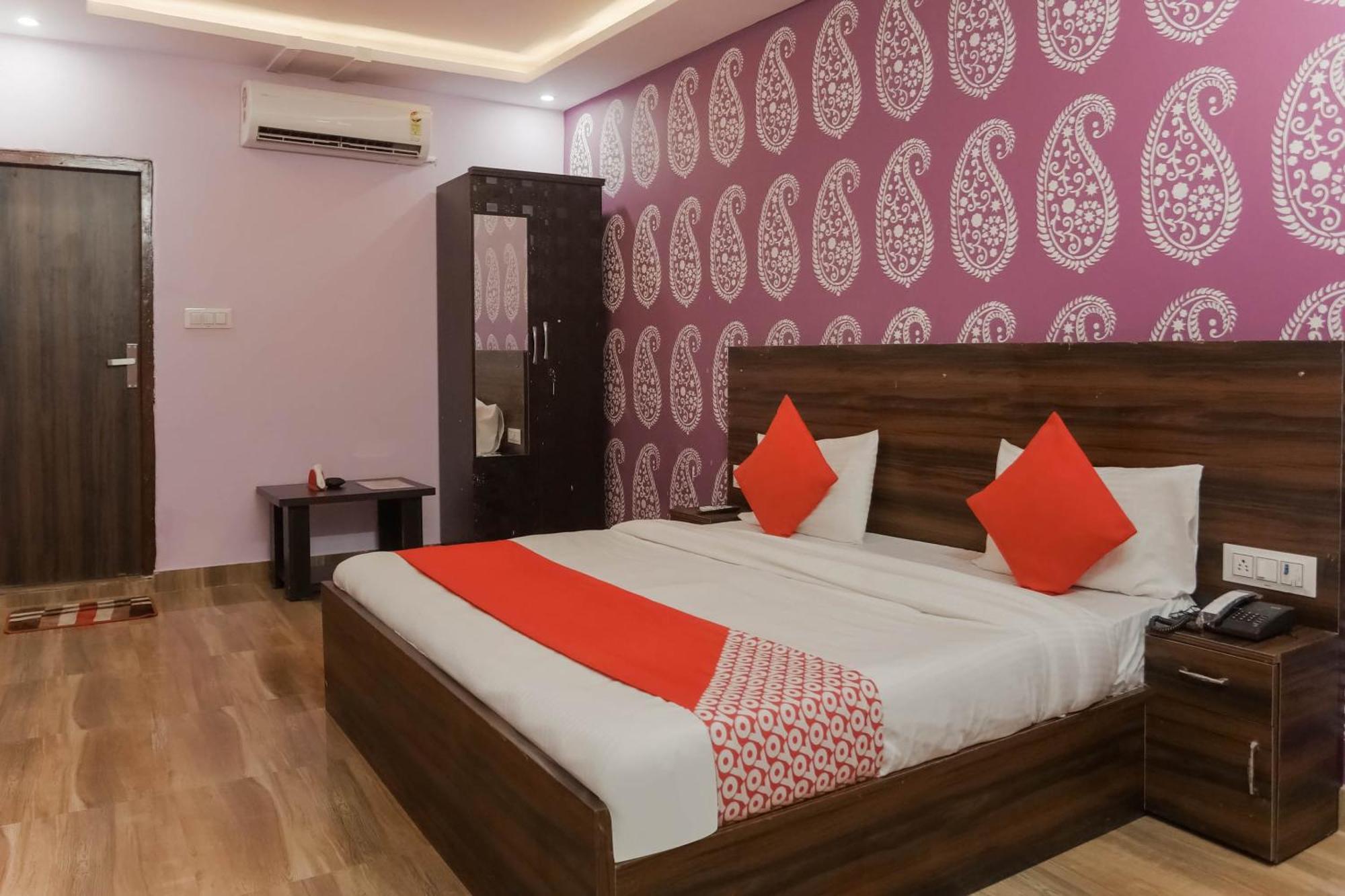 Hotel O Red Velvet Rooms & Banquet Faridabad Esterno foto