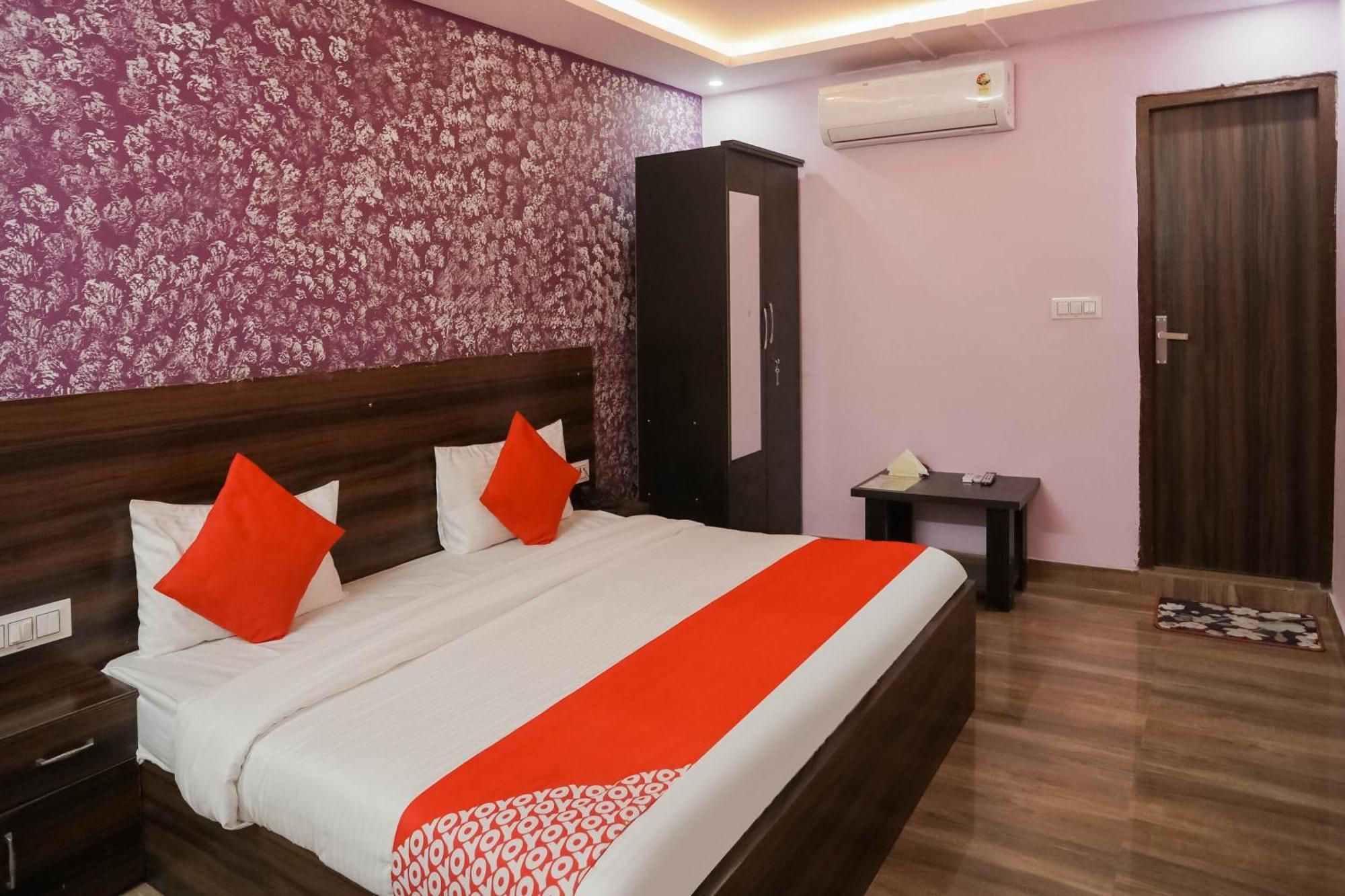 Hotel O Red Velvet Rooms & Banquet Faridabad Esterno foto