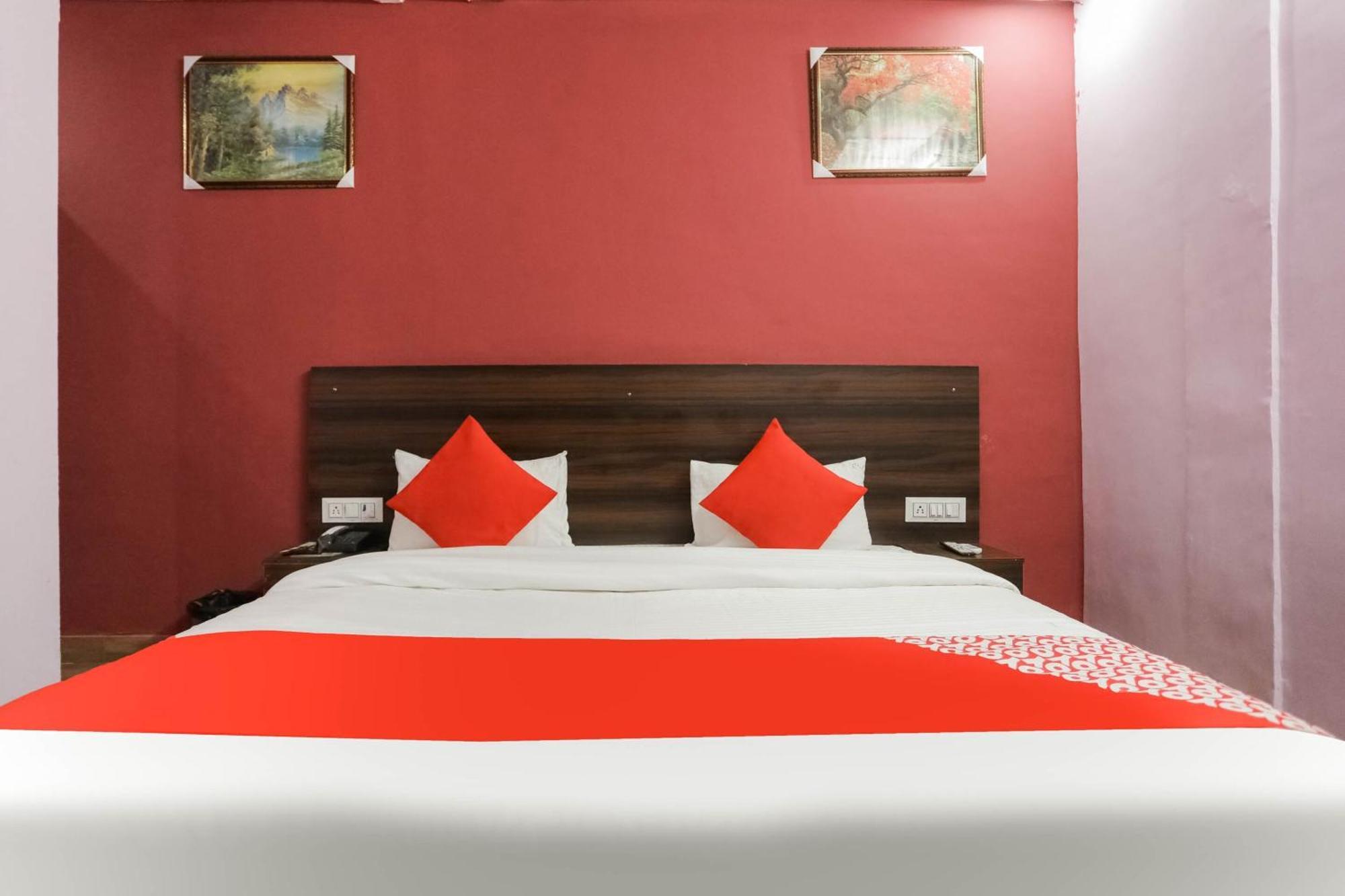 Hotel O Red Velvet Rooms & Banquet Faridabad Esterno foto