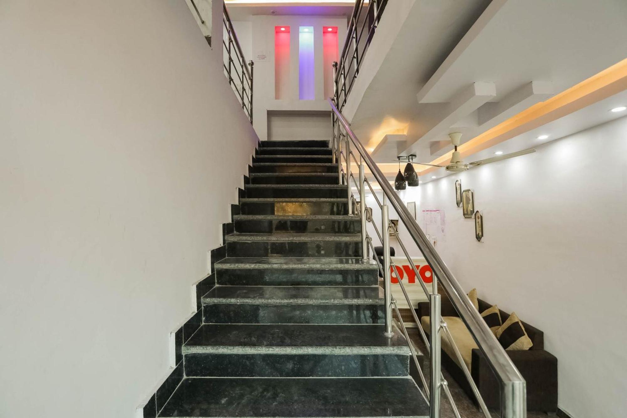 Hotel O Red Velvet Rooms & Banquet Faridabad Esterno foto